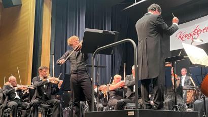 Bild: Stefan Wunder/exb
Der slowakische Geiger Milan Pal’a brillierte als Solist des Beethoven-Violinkonzerts, begleistet von den Königgrätzer Philharmonikern unter Dirigent Andreas Sebastian Weiser. r