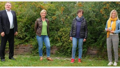 Bild: Stefanie Gradl
Der Vilsecker Bürgermeister Hans-Martin Schertl dankt den Damen für ihr Engagement (von rechts): Linda Trager, Sonja Andraschko und Stilla Pröls.