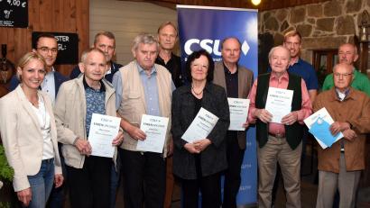 Bild: begm/exb
Eilhard Fichtner (vorne, von rechts) und Altbürgermeister Konrad Kraus blicken auf 60 Jahre CSU Mitgliedschaft zurück. Stellvertretende Bezirksvorsitzende Stefanie Dippl (von links) und Ortsvorsitzender Benedikt Grimm dankten den Jubilaren.