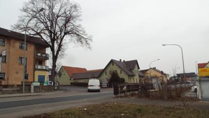 Bild: e
Die Verkehrsverhältnisse an der Einmündung der Zeilenstraße in die Staatsstraße 2165 ist nicht nur dem Bürgermeister ein Dorn im Auge.