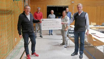 Bild: bsc
Über das Ergebnis der Haustür-Spendensammlung (3309,12 Euro) für die von der Hochwasser-Katastrophe betroffenen Menschen in der Gemeinde Schuld im Ahrtal informierten Christian Mitterbauer (rechts) und Bürgermeister Oskar Schuster (links) bei der jüngsten Zusammenkunft in der Steinwaldhalle. Mit im Bild die Gemeinderäte (hinten, von links) Uwe Heider, Christian Bischof, Lisa Rauh und Reinhard Stummreiter.