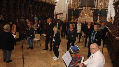 Bild: kro
Der Gospel-Workshop-Chor sang am Sonntag im Familiengottesdienst. Ramona Fink (links) leitete den Chor, "Mäx" Braun begleitete am Keyboard.