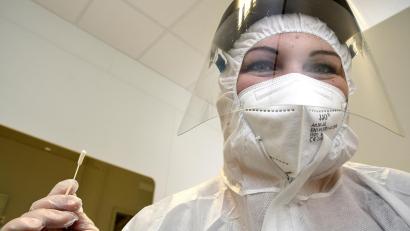 Archivbild: Petra Hartl
Wenn ab kommenden Montag, 11. Oktober, Corona-Tests für die meisten Bürger nicht mehr kostenlos sind, wird es für die Testzentren wohl weniger zu tun geben. Unser Bild zeigt eine Testzentrums-Mitarbeiterin in der Amberger Marienstraße.