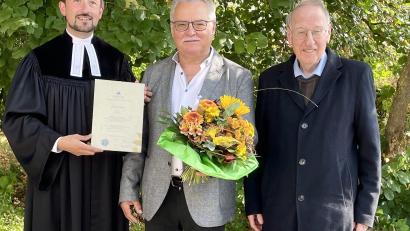 Bild: wku
Die Pfarrer Stefan Fischer (links) und Pfarrer Klaus Plorin (rechts) ehrten den langjährigen Lektor Manfred Hellbach.