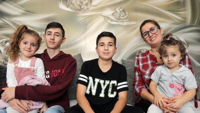 Bild: Wolfgang Steinbacher
Familie Guliyev – im Bild Elnara Guliyeva mit den beiden Söhnen Cavanshir (links) und Elnur (Mitte) sowie den beiden Töchtern Veronika-Christiane (links auf dem Schoß ihres großen Bruders) und Viktoria (rechts) – ist überaus froh und glücklich, dass das Innenministerium in München der Empfehlung der bayerischen Härtefallkommission gefolgt ist und ihnen eine Aufenthaltserlaubnis erteilt hat, die zunächst auf ein Jahr befristet wurde.