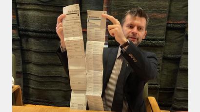 Bild: Stadt Weiden/exb
So geht es nicht: Wahlsachbearbeiter Thomas Wührl zeigt einen zerschnittenen Wahlschein, der damit ungültig ist.