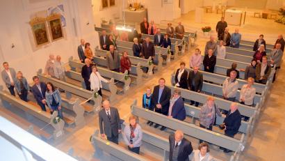 Bild: fjo
Die große Zahl teilnehmender Ehepaare freut den Vorsitzenden des Pfarrgemeinderats, Josef Kleber (hinten), ganz besonders.