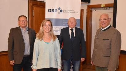 Bild: hcz
"Schuld am Afghanistan- Desaster sind nicht die Bundeswehr-Soldaten, sondern die Ministerien" sagt GSP- Sektionsleiter Harald Puckschamel (links). Er führt mit Stellvertreterin Manja Bönchendorf weiter die Sektion Weiden, Günther Bogner bleibt Organisationsleiter.