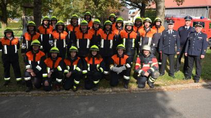 Bild: jr
Hervorragend ausgebildet präsentierten sich drei Gruppen der Feuerwehr Pleußen am Sonntagvormittag beim Leistungsabzeichen Löschaufbau. Dank galt den Ausbildern Mathias Kastl und Kommandant Wolfgang Haberkorn (von links). Die drei Schiedsrichter Stefan Gleißner, Wolfgang Wedlich und Günther Fachtan (von rechts) hatten nichts auszusetzen.
