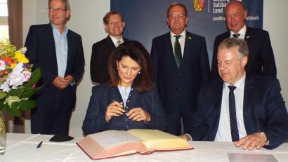 Bild: e
Beim Eintrag ins Goldene Buch des Landkreises (von links): Stellvertretender Landrat Nürnberger Land, Robert Ilg, Museumsleiter Martin Schreiner, Bezirksrat Martin Preuß, Bürgermeister Roland Strehl und sitzend: Ministerin Michaela Kaniber und Landrat Richard Reisinger.