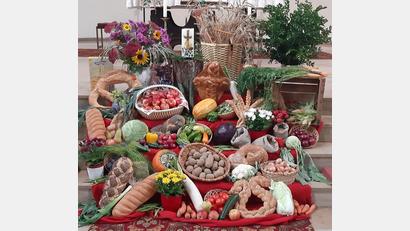 Bild: gis
Der Erntedank-Altar in Mehlmeisel war kreativ angeordnet.