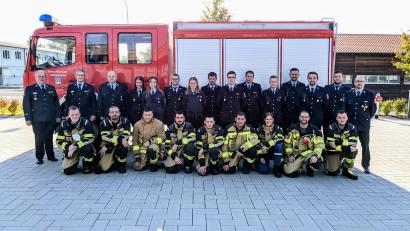 Bild: Johannes Werner/exb
Im Bild die Teilnehmer mit (hinten, von links) den Kreisbrandmeistern Roland Frank, Helmut Czepa und Harald Würner sowie (hinten, von rechts) Kommandant Matthias Haulena und stv. Kommandant Thomas Sladky.