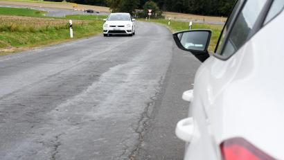 Bild: Gabi Schönberger
Die Straße von Meerbodenreuth in Richtung Buch wird erneuert. Die Bauarbeiten dauern fünf Wochen.