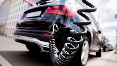 Symbolbild: Christoph Soeder/dpa
Ein Auto mit Plug-in-Hybrid-Antrieb an einer Ladesäule. Diese Infrastruktur fehlt im ländlichen Raum noch.