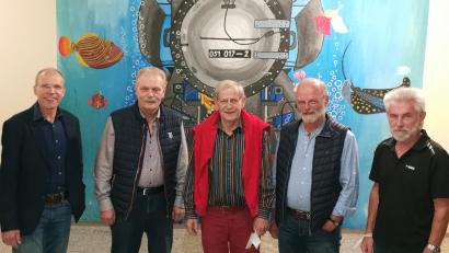 Bild: Portner
Den Schulbetrieb am Laufen halten: Oberstudiendirektor Ludwig Pfeiffer (von links) freut sich über die Unterstützung der vier Pensionisten-Lehrer Ludwig Schießl, Arwid Krauß, Ulrich Wohlgemuth und Josef Biebl.