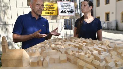 Bild: Petra Hartl
Projektleiter Roland Seissler und Sandra Kainz, die Leiterin der Regensburger Niederlassung des Projektentwicklers Ten Brinke, brachten in den vergangenen Wochen auch über Holz-Modelle den Ambergern nahe, wie sich das Projekt mit dem offiziellen Namen "Leben AM Spitalgraben" in die Amberger Altstadt einfügen sollte.