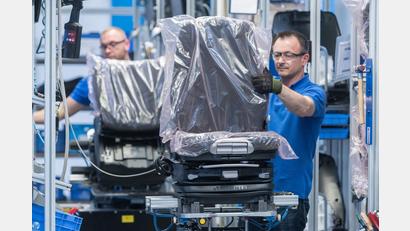 Archivbild: Armin Weigel/dpa
Mitarbeiter arbeiten in der Produktion beim Autozulieferer Grammer in an Fahrersitzen.