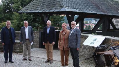 Bild: wro
Der Architekt und ehemalige Präsident des Rotary-Clubs, Peter Brückner (links), freute sich mit seinem Nachfolger Thomas Pfletscher (Mitte) über die Spende, übergeben von Fellowship-Sprecher Norbert Meik, Brigitte und Günter Schneider (von links).