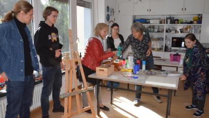 Bild: Kunz
Es ist angerichtet: Das neue Kursprogramm bereiten (von links) Max Korndörfer, Daniel Pausch, Maria Weber, Praktikantin Melissa Gottschalk, Irene Fritz und Christine Coscin vor.