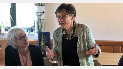 Bild: Manfred Haberzeth/exb
Viele Gratulanten feiern mit Ulla Albert (rechts) ihren 80. Geburtstag.