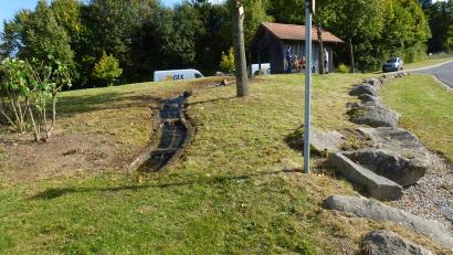 Bild: Siegfried Walter/exb
Freiwillige Helfer kümmern sich um die Grünanlage in Altglashütte.