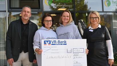 Bild: gf
Einen Scheck über 1920 Euro überreichten die Inhaber des Sanitätshauses Hellbach, Susanne Hahn (rechts) und Matthias Hahn (links) den Vorsitzenden der Selbsthilfeinitiative Lebensheldin, Silke Linsenmaier (Zweite von links) und Isabella Ladines (Zweite von rechts).