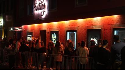 Bild: Kunz
Am Samstag geht es vor dem "Hashtag" in Weiden schon geordneter zu. Am Freitagabend hingegen musste die Polizei anrücken, um die Feierwütigen in geordnete Bahnen zu lenken.