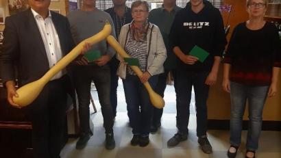 Bild: mng
Das beeindruckt auch Bürgermeister Bernhard Stangl (links), Kreisgartenfachberater Harald Schlöger (Dritter von links) und Vorsitzende Manuela Schmiegel (rechts): Mit 33,6 Kilogramm erzielt der Kürbis von Josef Reindl (Zweiter von links) Platz zwei. Gut fünf Kilogramm schwerer war der von Siegerin Silvia Schinner mit 38,9 Kilogramm. Julian Schmiegel (Zweiter von rechts) wurde Dritter. Dessen Gewächs brachte es auf 30,4 Kilogramm.