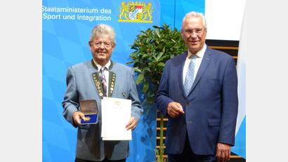 Bild: Fischer/exb
Innenminister Joachim Herrmann zeichnete den Sulzbach-Rosenberger Werner Fischer für seine besonderen Verdienste im Schützensport mit einer Ehrenmedaille und Urkunde des Freistaates Bayern aus.