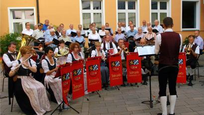 Archivbild: do
Das Gefühl, Seite an Seite im Chor zu singen und in einer Kapelle Musik zu machen, ist für die meisten Sänger und Musikanten durch nichts zu ersetzen, wie dieses Bild von einem gemeinsamen Konzert der Liedertafel und der Stadtkapelle zeigt.