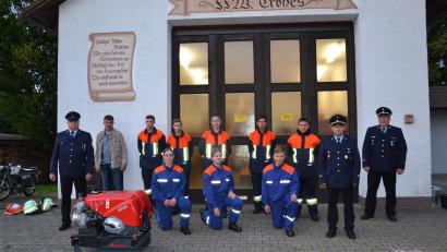Bild: gi
Große Freude herrscht bei der Feuerwehr Tröbes über das Bestehen von Jugendspange und der Jugendflamme 2 und 3 durch die Nachwuchskräfte. Dazu gratulierten 2. Kommandant Robert Rappl, 2. Bürgermeister Bernhard Rom (von links) sowie Kreisbrandmeister Thomas Kleber und stellv. Kommandanten Hans-Peter Müller (von rechts).