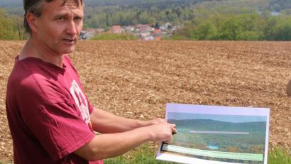 Archivbild: Herda
Christian Stiersdorfer zeigte bei einem Ortstermin die Lage des geplanten Gewerbegebiets.
