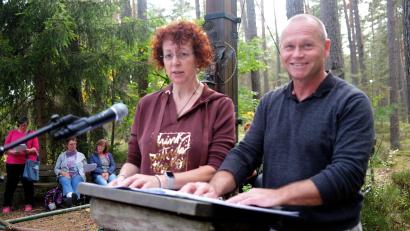 Bild: Hirsch
Die Landwirte Martina Rötzer und Jürgen Donhauser beklagten bei der Marterlandacht die geringe Wertschätzung ihrer Arbeit in der Öffentlichkeit.