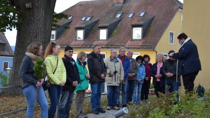 Bild: gi
Pfarrer Udo Klösel erteilte den Fußwallfahrern den Pilgersegen. Ziel war heuer die Kreuzbergkirche in Pleystein.