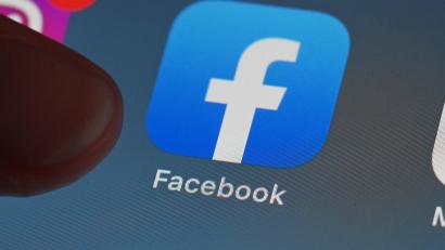 Symbolbild: Uli Deck
Die Facebook App auf einem Smartphone.