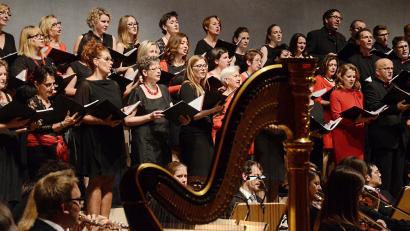 Archivbild: uz
Bereits 2017 begeisterten Singing Witt und die Hofer Symphonikern, damals zugunsten des Fördervereins St. Sebastian.