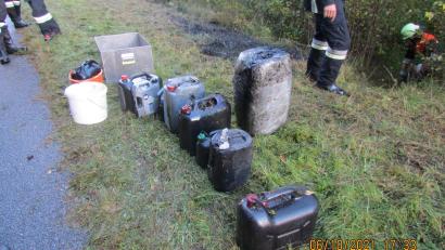 Bild: Polizeiinspektion Neunburg vorm Wald/exb
Die Feuerwehr barg die von einem Umweltsünder entsorgten Kanister.
