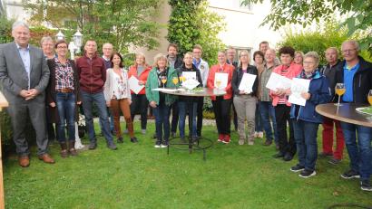 Bild: Joachim Gebhardt
Landrat Richard Reisinger (links) und Kreisfachberaterin Michaela Basler (Dritte von links) überreichten in Mimbach im Garten Schmidt/Urbanek die Plaketten und Urkunden an die ersten ausgezeichneten Naturgarten-Besitzer des Landkreises.