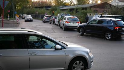 Bild: hmr
Die Ampelregelung auf der innerörtlichen Verbindungsstraße verursachte in der Münchenreuther- und in der Egerer Straße größere Behinderungen.