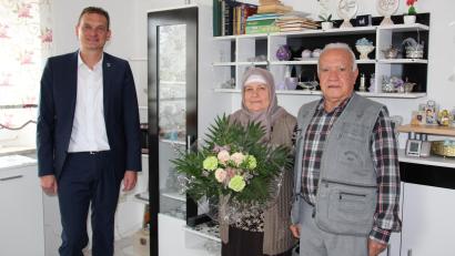 Bild: prh
Aus geplanten drei Jahren wurden 50. Seit 1971 leben Ahmet und Sahinde Domdomlar (von rechts) in Altenstadt. Am Mittwoch blickten die beiden auf 50 Jahre Ehe zurück. Zum Jubiläum gratulierte Bürgermeister Ernst Schicketanz (links) mit einem Blumenstrauß.