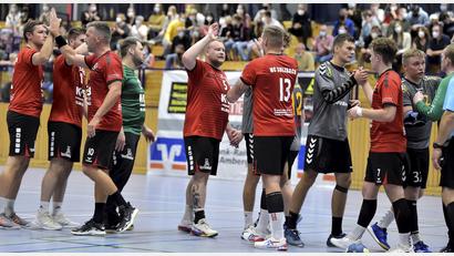 Archivbild: Hubert Ziegler
Die Sulzbacher Handballer klatschen sich nach dem Derbysieg gegen die HG Amberg ab. Am zweiten Spieltag geht es zur HGS Nabburg-Schwarzenfeld.