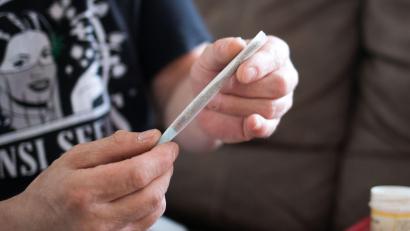 Symbolbild: Frank Rumpenhorst/dpa
Alle drei Angeklagten war noch Schüler, als sie schwunghaften Handel mit Drogen aus dem Darknet starteten.