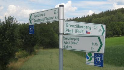 Bild: Portner
Die Schilder stehen kurz vor Friedrichshäng (Gemeinde Schönsee). Wer dem Pfeil nach Stadlern folgt, kann nach dem geplanten Ausbau der Radwegverbindung Dietersdorf-Stadlern auf eine lückenlose Radlertrasse hoffen.