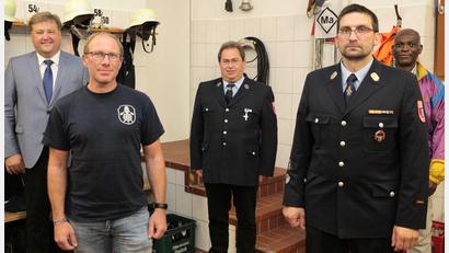 Bild: aun
Die Feuerwehr Utzenhofen wählt ihre beiden Kommandanten (vorn, von links): stellvertretender Kommandant Dany Scharl und Kommandant Franz Schmidbauer; hintere Reihe (von links): Bürgermeister Stefan Braun, Vorsitzender Hubert Zollbrecht und Pfarrvikar Charles Nwamiro.