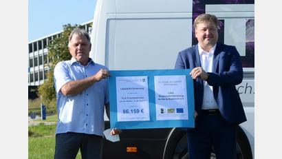 Bild: Andreas Brückmann
Der TLA-Frischeservice erhält zum Start einen Förderbescheid in Höhe von 86.158,88 Euro. Das Bild zeigt TLA-Chef Norbert Luber und stellvertretenden Landrat Stefan Braun.