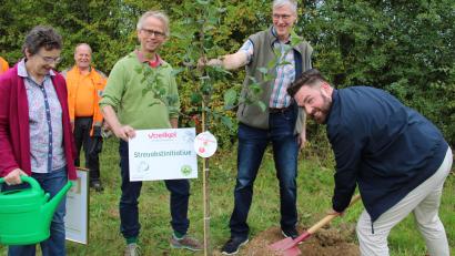 Bild: prh
Bürgermeister Sebastian Dippold, Franz-Josef Baeck, Stefan Voelkl und Monika Baeck (von rechts) vom Naturkostladen Hollerbirl pflanzten unter Mithilfe von Mitarbeitern des Städtischen Bauhofs die ersten von insgesamt 13 Obstbäumen entlang des Pendlerparkplatzes an der Autobahnausfahrt Neustadt Nord.