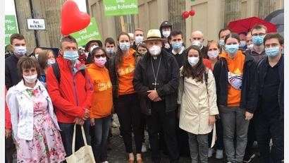 Bild: Clemens Neck/Bischöfliche Pressestelle Regensburg/exb
Die Teilnehmer aus dem Landkreis Tirschenreuth mit Bischof Rudolf Voderholzer am Brandenburger Tor.