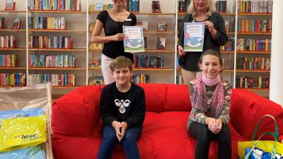 Bild: Stadtbibliothek Sulzbach-Rosenberg/exb
Bibliotheksleiterin Christine Hollweck und Mitarbeiterin Cornelia Herrmann-Brehm (stehend, von links) ehren Theo Sommer und Emma Schwegler (sitzend, von links), die in den Sommerferien die meisten Bücher gelesen haben.