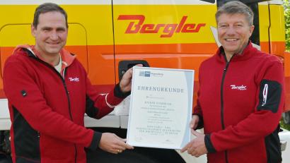 Bild: gf
Gerhard Bergler (links), der Geschäftsführer der Bergler Mineralöl GmbH, überreichte seinem langjährigen Mitarbeiter Rainer Stammler die Ehrenurkunde der IHK Regensburg.
