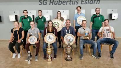 Bild: gz
Der zweite Schützenmeister Markus Werner (zweite Reihe, rechts) sowie die Sportleiter Christoph und Tobias Brenner (zweite Reihe, von links) gratulieren den Teilnehmern zu ihren Erfolgen.
